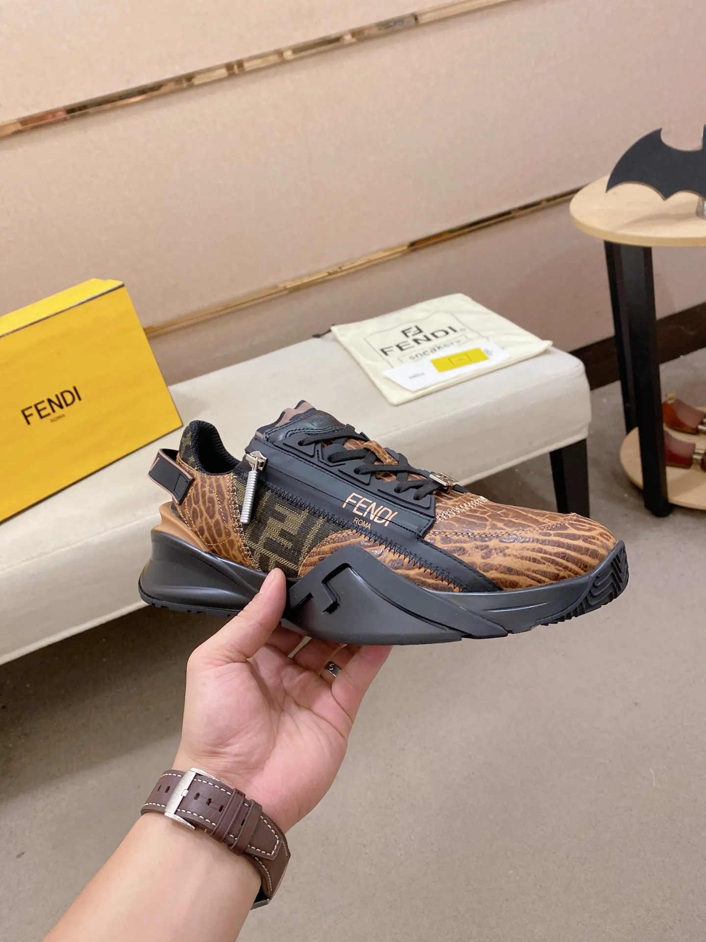 Factory price: 620💰(high version) [Fendi] Fendi’s latest casual shoes for men! Available at counters simultaneously! A one-to-one replica of the original. Made entirely of imported top-grain calfskin, the interior is made of top-grain water-dyed cowhide, and the original factory-supplied rubber outsole. Leading new fashion concepts. Matching code: 38-44 can be customized, 45 is not returnable!